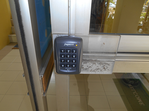 งานติดระบบ ปิด เปิด ประตู ด้วย บัตร RFID คีย์การ์ด แบรนด์ PEGASUS  รุ่น PP87N  บ้าน อพาร์ทเม้นท์  (หอพัก) ไซด์งาน งามวงศ์วาน  นนทบุรี